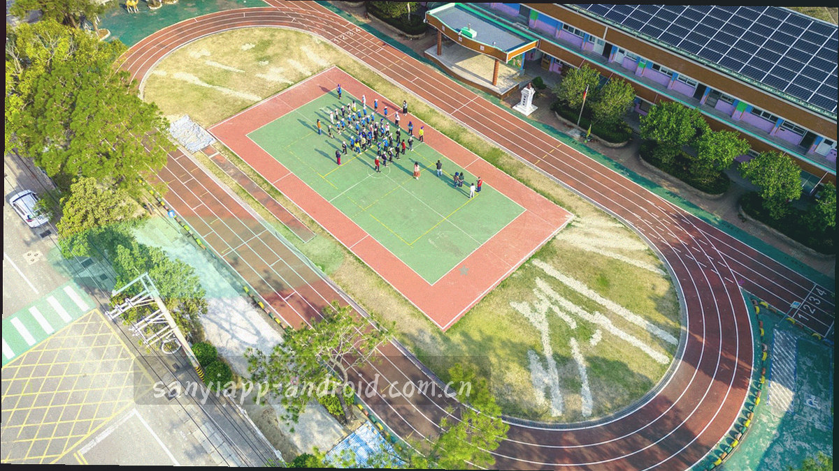 战术板上的手绘线条与箭头局部特写，关键回合路径用荧光青色标出